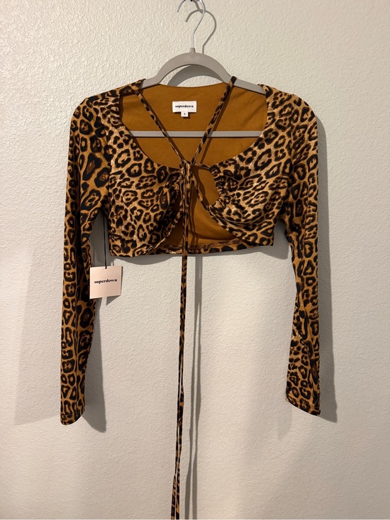 superdown Tops - superdown Leopard-Print Long Sleeve Tie-Front Cropped Top in Brown